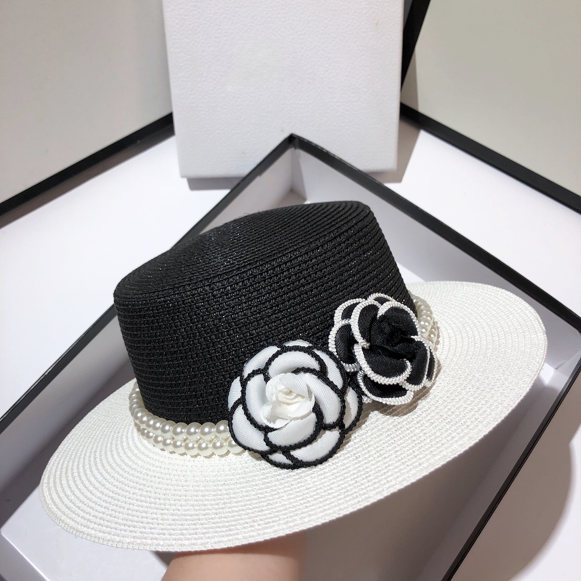 Designer straw hat brand Gold characters cap Camellia flowers and grass woven basin hats fashion retro ladies' gift hats outdoor Wide Brim Hats