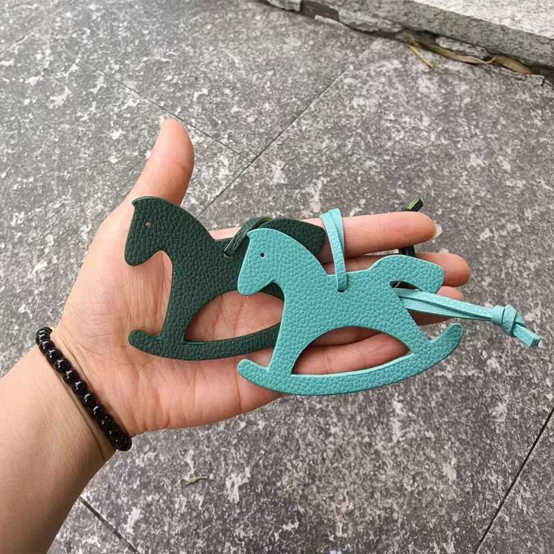 Designer 2024 Fashion Horse Keychain Colorful PU Leather Wings Pony Charm Pendant Keyring for Men Women Gift Bag Hanger G250825