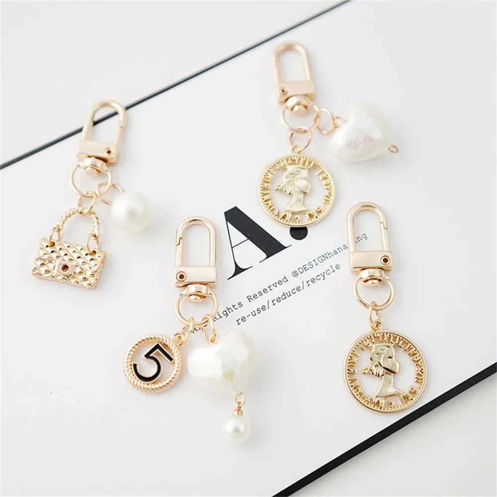 Designer Metal Imitation Pearl Chain Keychain Elegant Handbag Earphone Case Decor Accessories for Girls Sweet Keyring Gift G250825