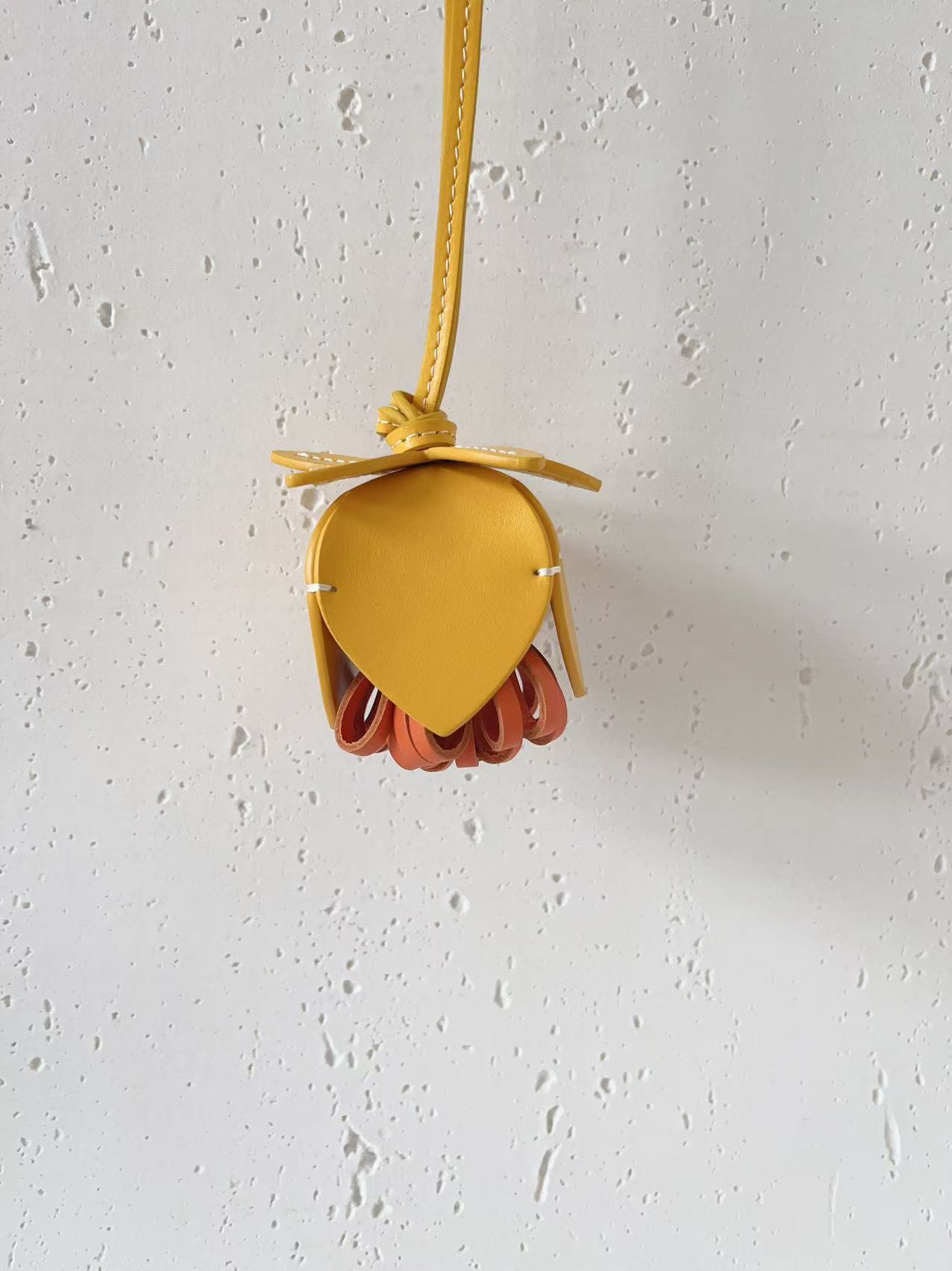 Cute flower pendant made of cowhide material Style Genuine Leather Handmade Bud Flower Bag Alternative Car Pendant Keychain