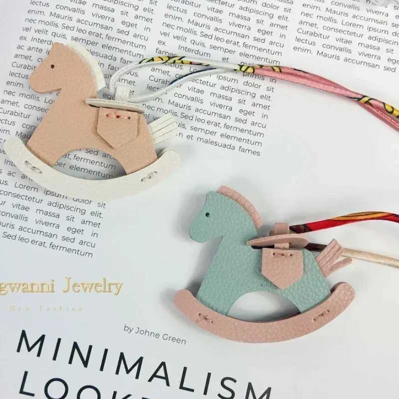Designer 100 Genuine Handmade Weaving Material Gifts for Relatives Best Friend DIY Keychain Swinging Horse Lucky Pendant Bag Decoration G250825