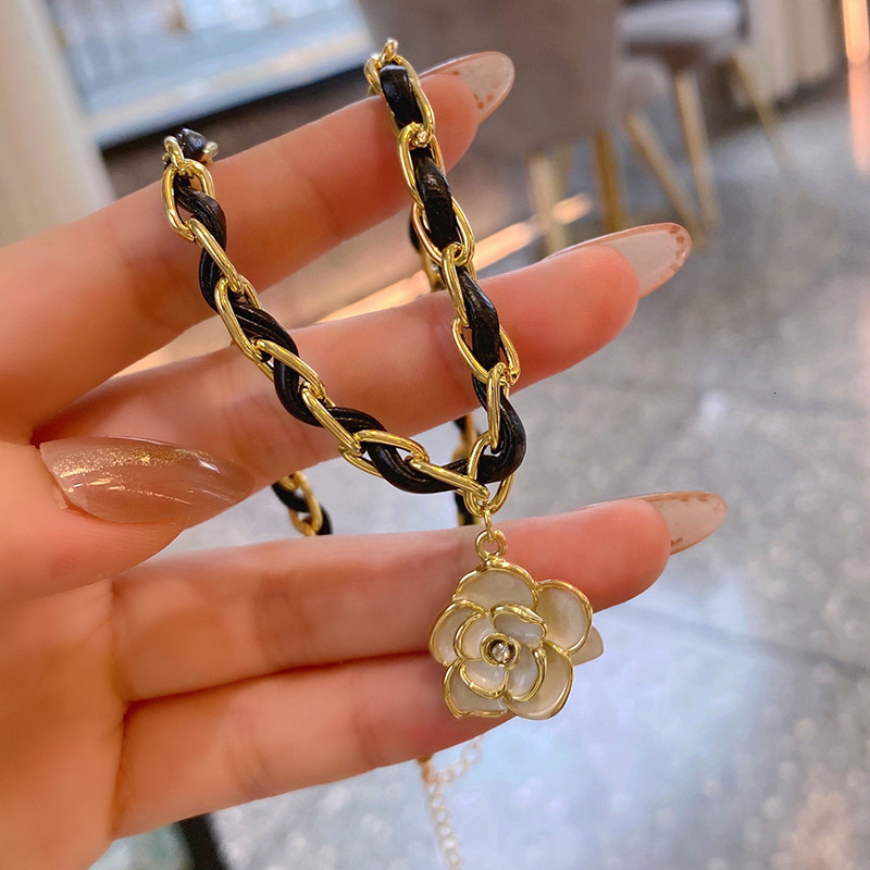 Sweet Cool Camellia Trend Necklace Accessories for Women, Niche Design Sense, High-end Clavicle Chain, Leather Choker, Downstream