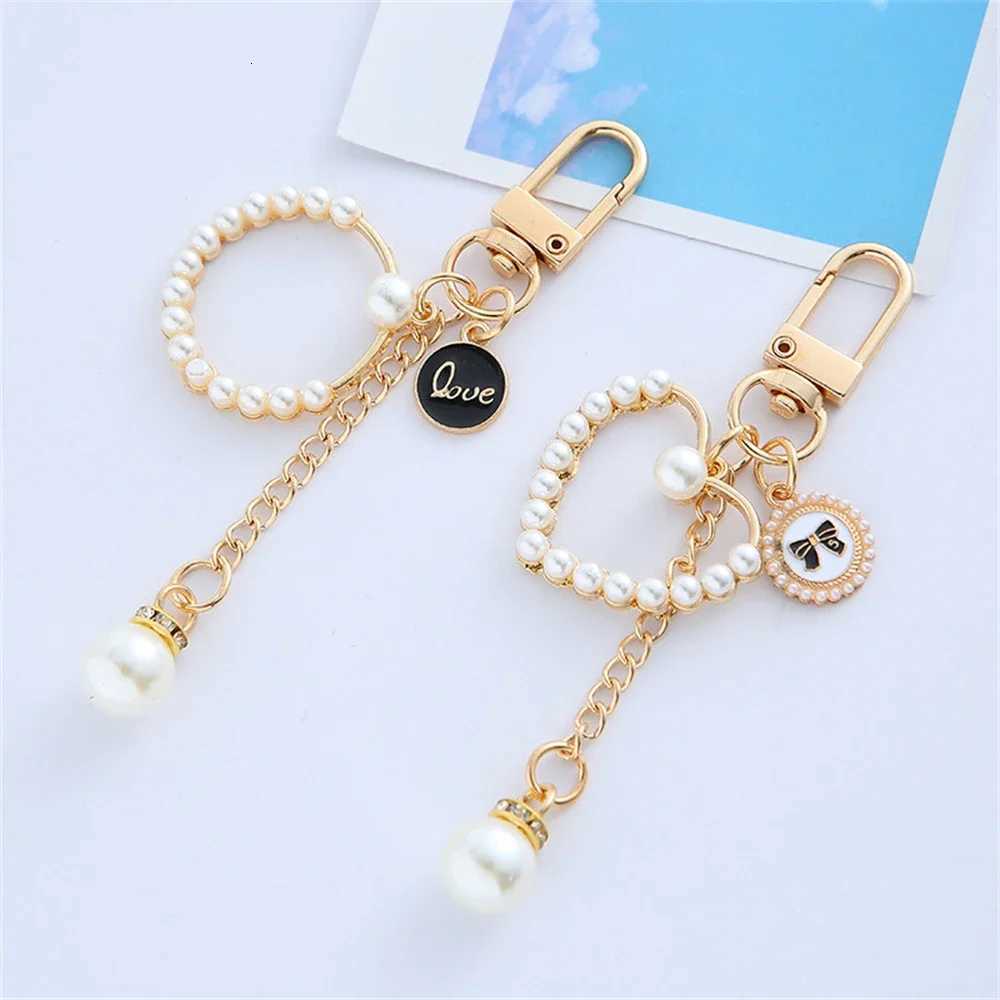 Designer Metal Imitation Pearl Chain Keychain Elegant Handbag Earphone Case Decor Accessories for Girls Sweet Keyring Gift G250825