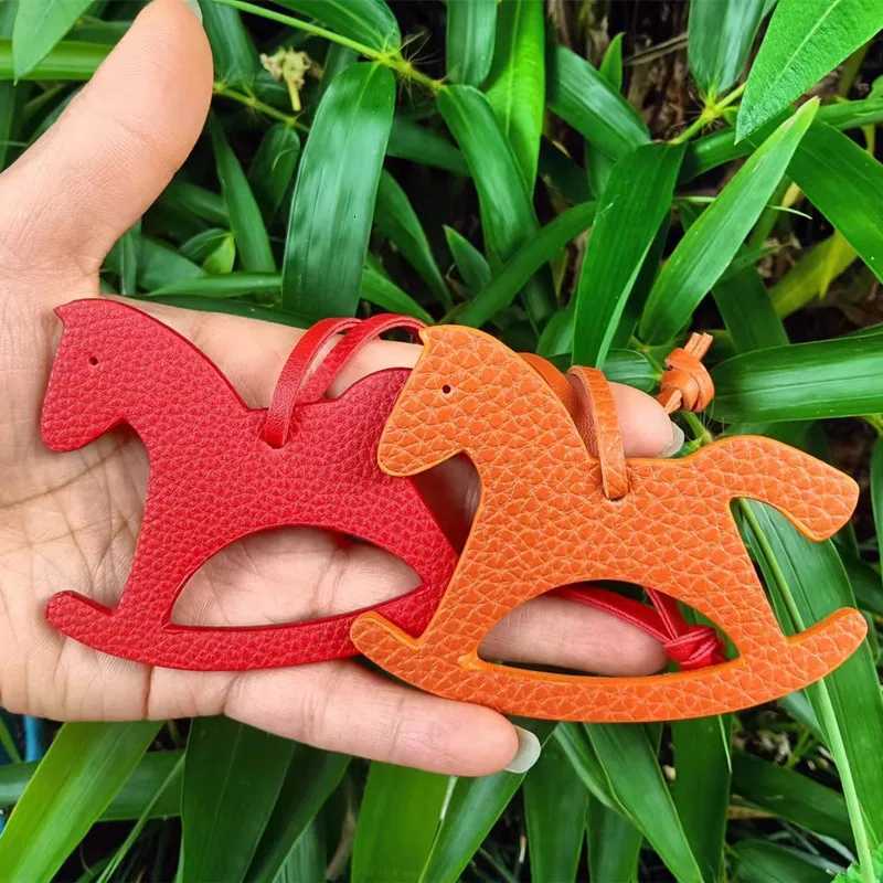 Designer 2024 Fashion Horse Keychain Colorful PU Leather Wings Pony Charm Pendant Keyring for Men Women Gift Bag Hanger G250825