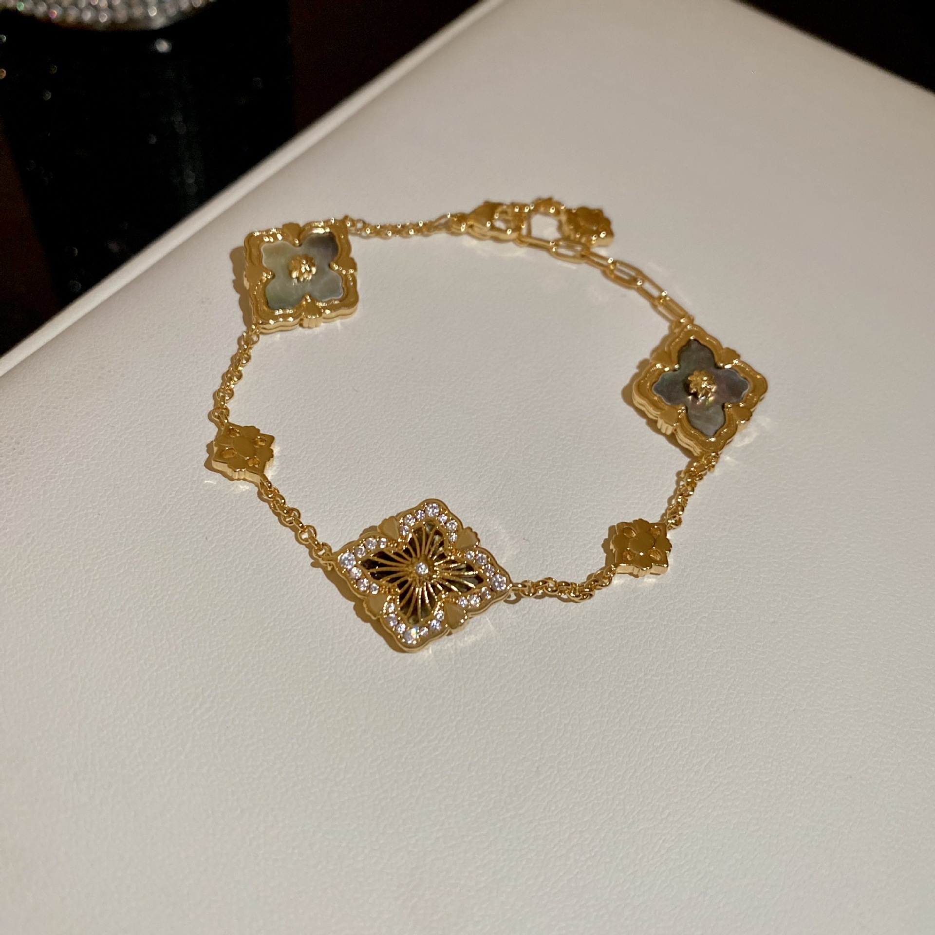 Real Gold Plated Zircon Double-Sided Flower Light Fashion Bracelet Palace Style High-End Elegant Jewelry