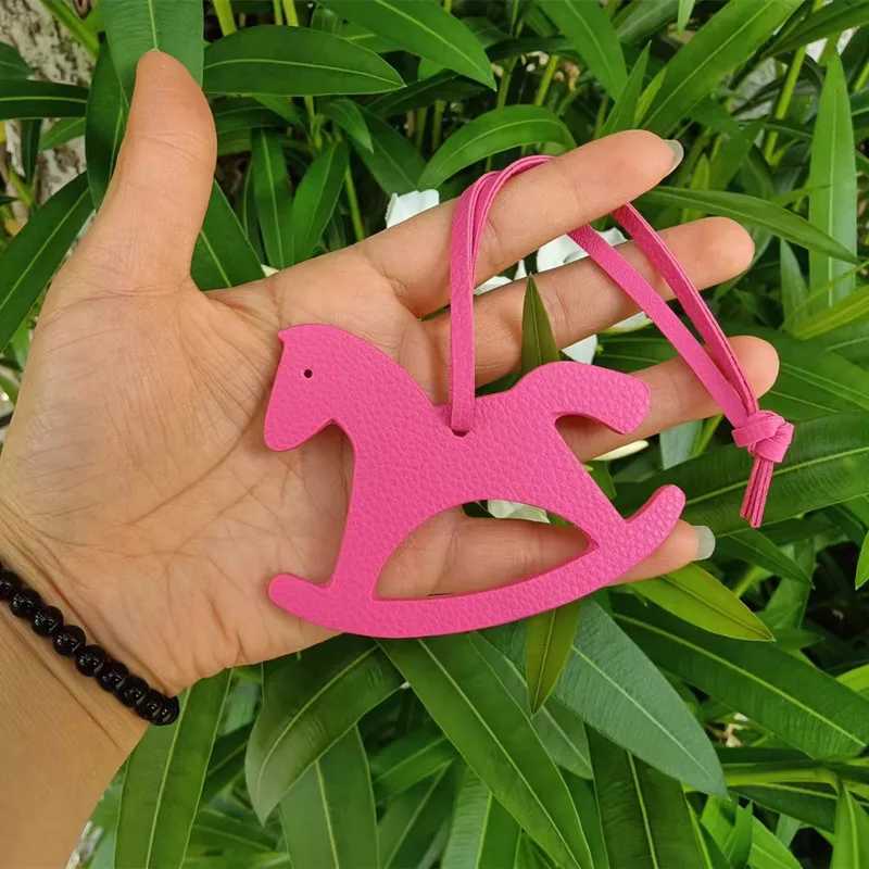 Designer 2024 Fashion Horse Keychain Colorful PU Leather Wings Pony Charm Pendant Keyring for Men Women Gift Bag Hanger G250825