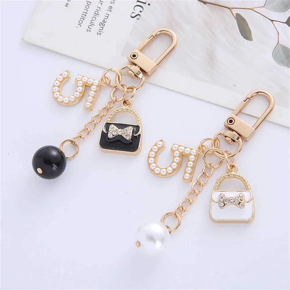 Designer Metal Imitation Pearl Chain Keychain Elegant Handbag Earphone Case Decor Accessories for Girls Sweet Keyring Gift G250825