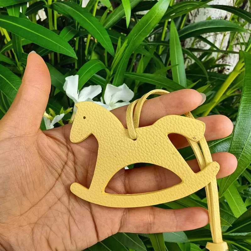 Designer 2024 Fashion Horse Keychain Colorful PU Leather Wings Pony Charm Pendant Keyring for Men Women Gift Bag Hanger G250825