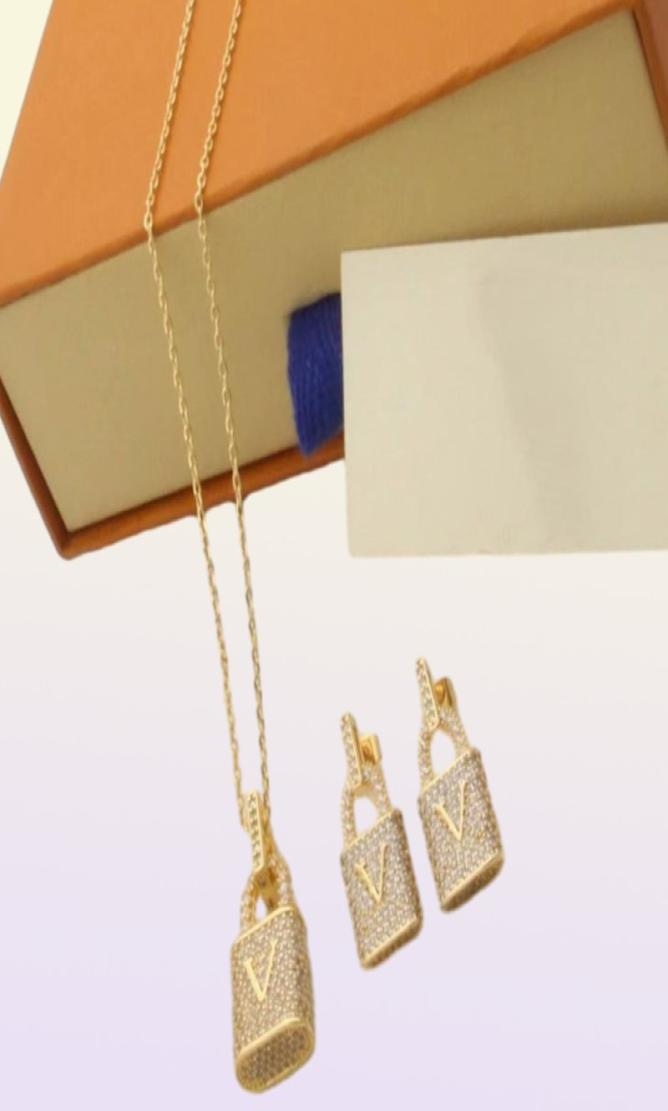 Europe America Fashion Style Jewelry Sets Lady Women Goldcolour Hardware Engrave V Initials Setting Full Diamond Lock Pendant Nec7380751