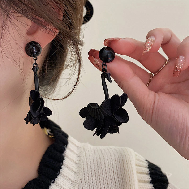 French Retro Elegant Black Swan Earrings Minimalist Luxury Statement Earrings for Women