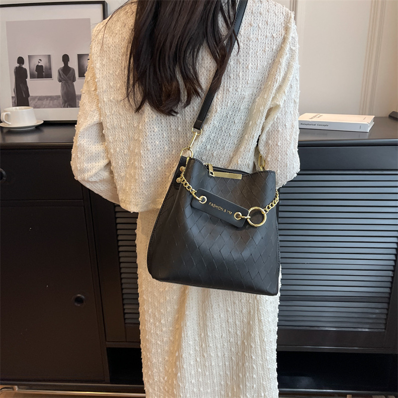 Luxury Brand Designer Bag Bucket Bag High-End Exquisite Women's Bag Autumn Winter Simple Fashion Large Capacity Quilted Small Style Shoulder Cros