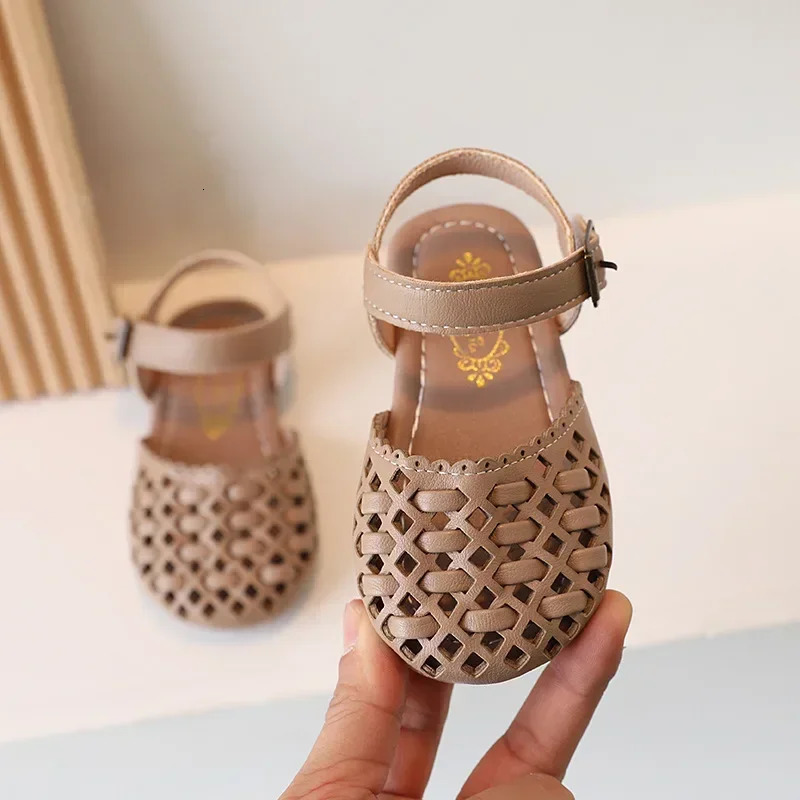 Childrens Toes Capped Sandals Girls Knitted Hollow Princess Shoes 2024 Summer Anti Kick Soft Sole Casual Walking Shoes250825