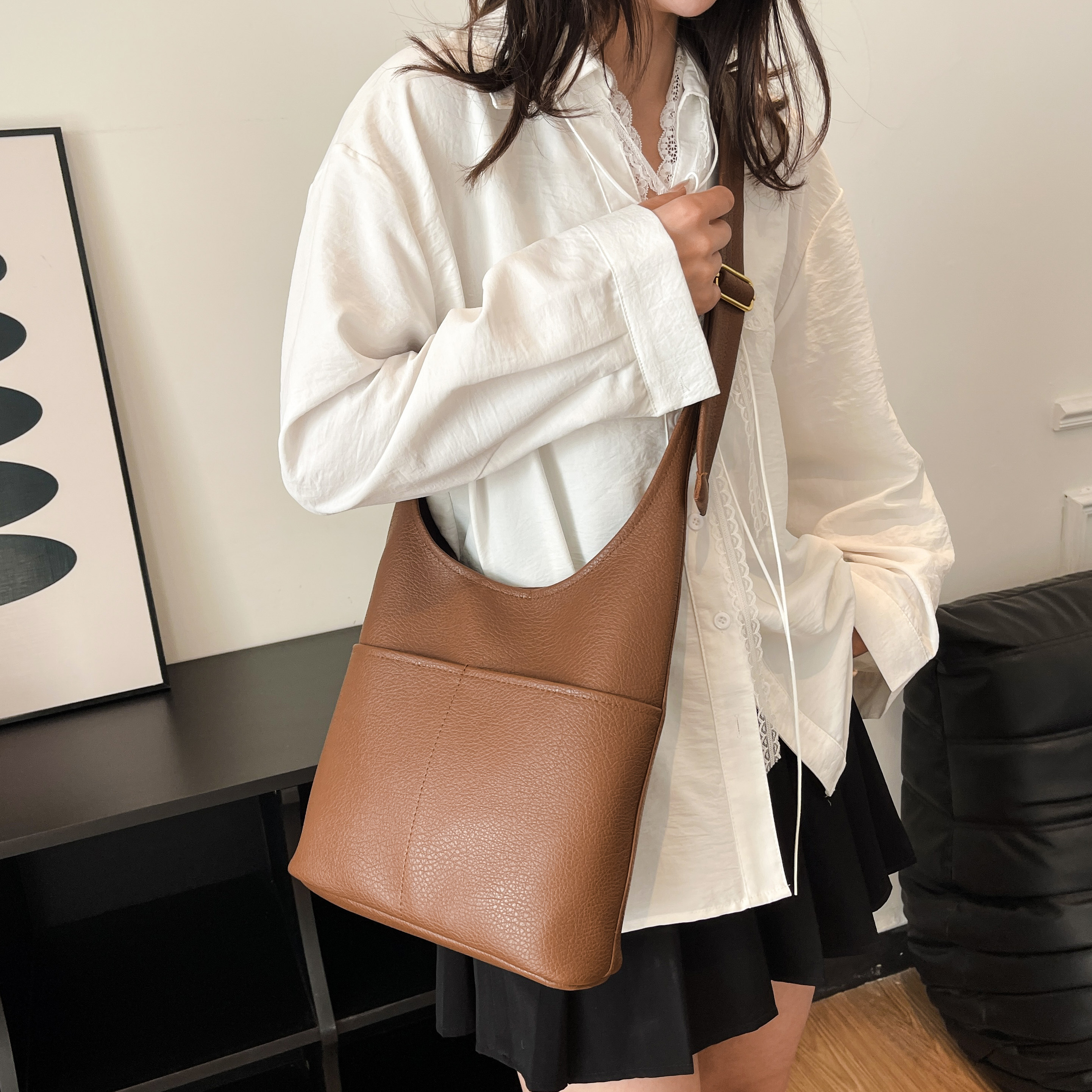 New trendy high-end commuter underarm bag for ladies - large capacity, single shoulder bag, wide crossbody design