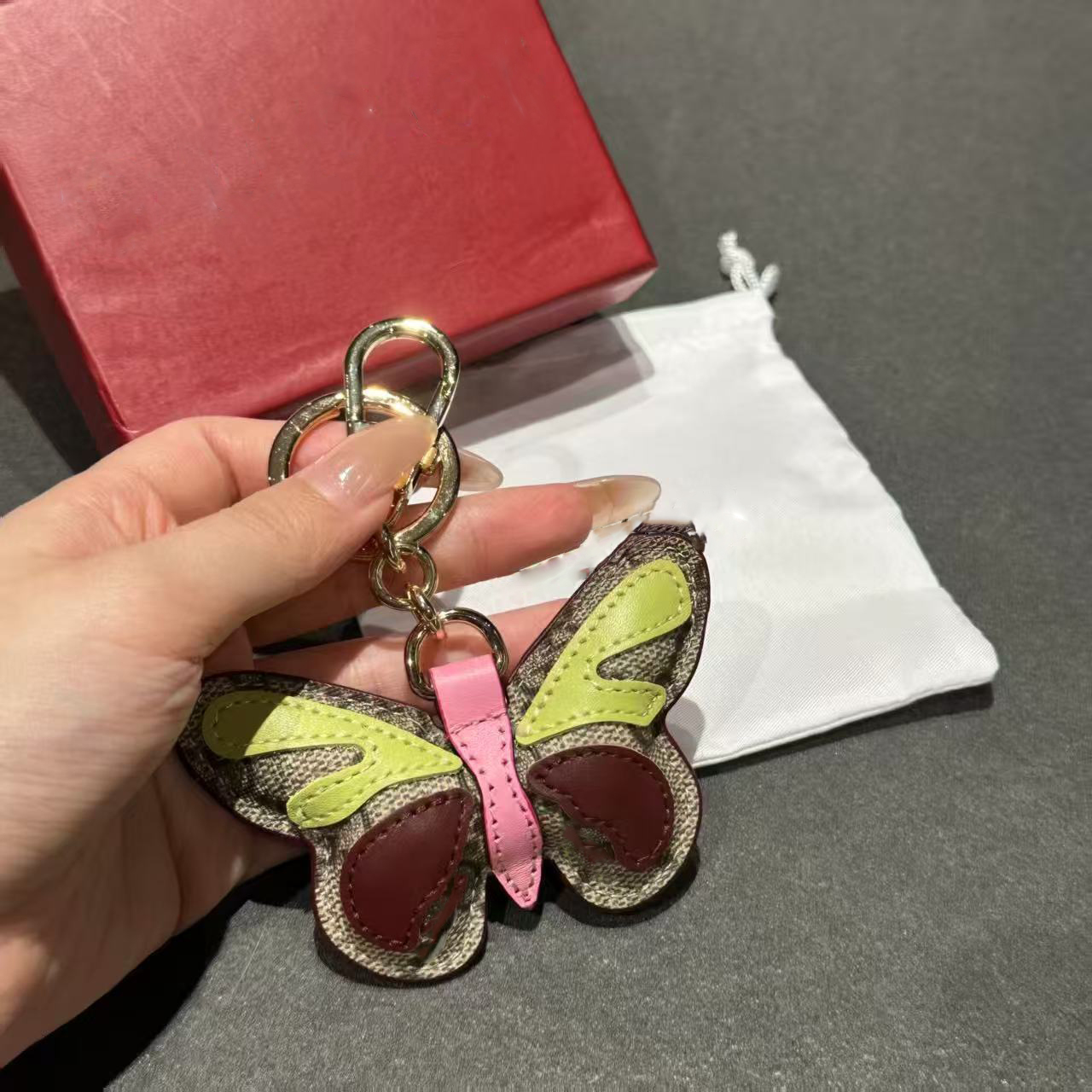 Designer Keychains Dog Owl Butterfly Bag Charm Keyring Woman Mans Luxury Animal Bag Charms Gold Toned Classic Charms Car Accessories High Quality With Box