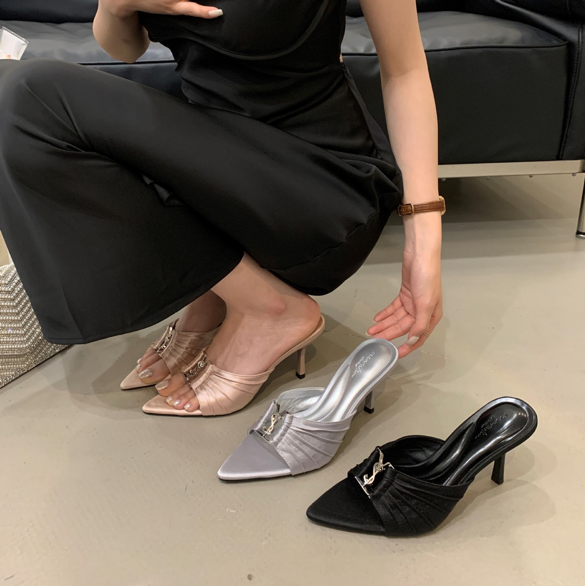 Designer Slippers 2025 Summer Fashion Mid-heel Metal Buckle Pointed Toe Exposed Sexy Flip-flops Stiletto High Heels One-shoulder Slippers free shippin