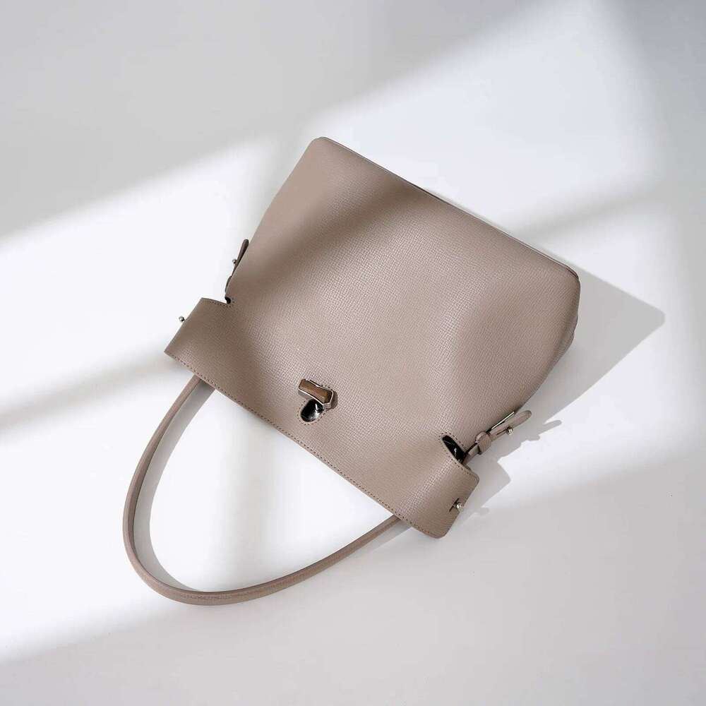 New 2025 Designer Beige Color Leisure Bucket Tote Espom Cow Leather Women Shoulder Bag Daily-Use Commuter Handbag