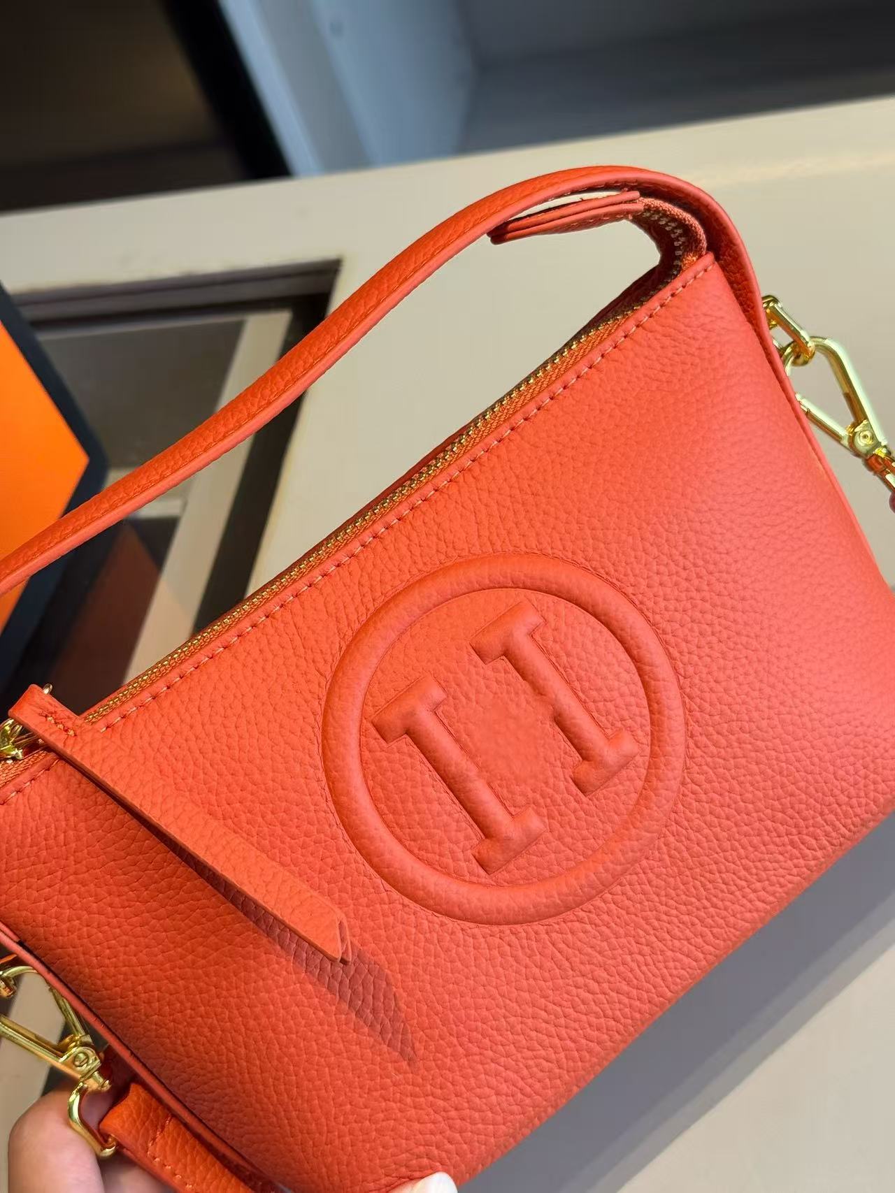 Luxury bag designer bag 2025 new Top layer cowhide crossbody bag women's shoulder bag handbag metal buckle decoration shoulder bag fashion classic leather 12A