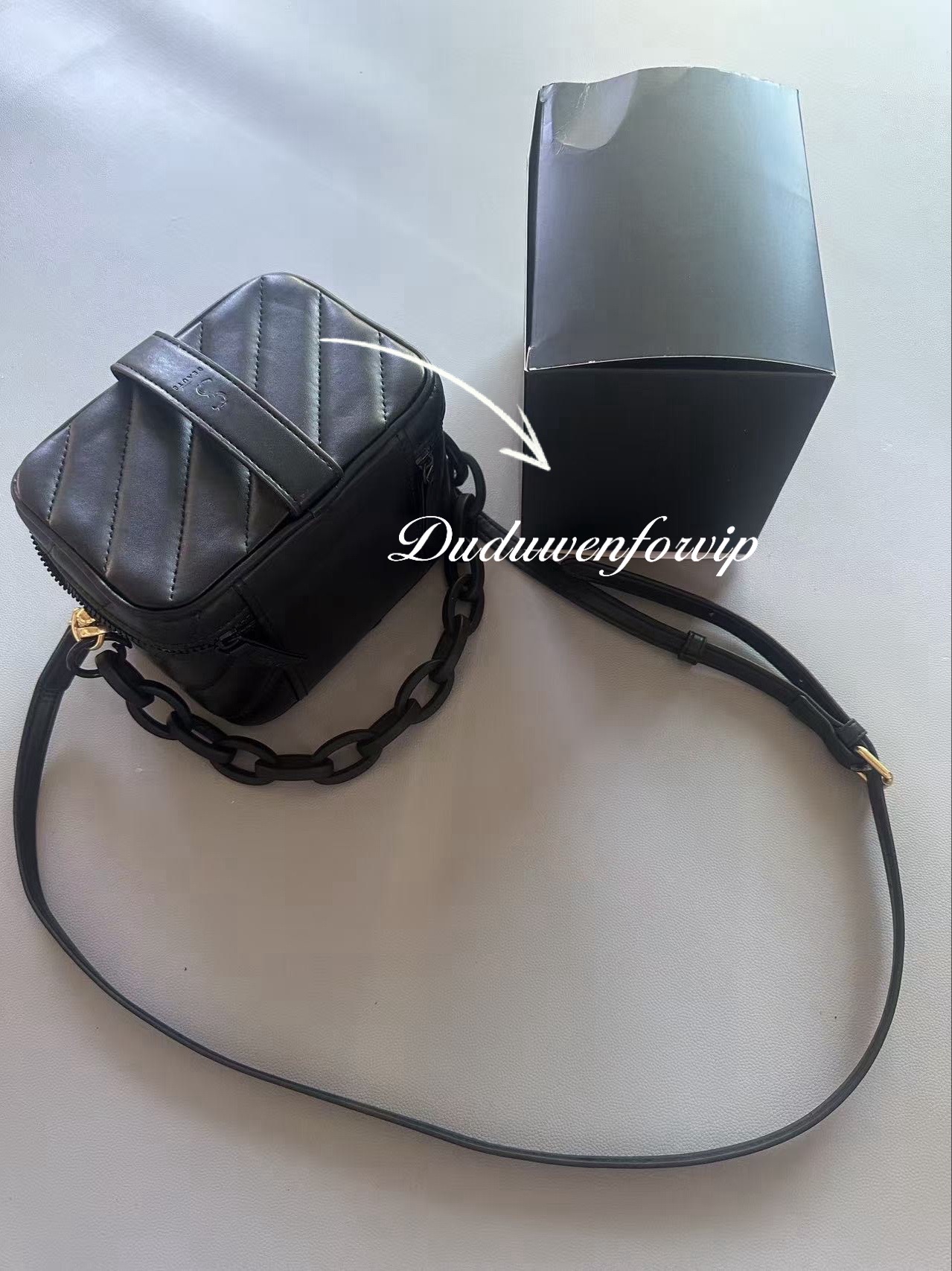 Fashion Gift Storage box 15X10X12CM Metal Marks beaute gift storage bag vip add chain bag