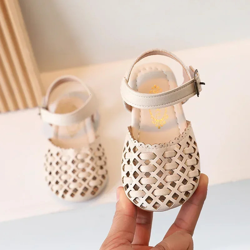 Childrens Toes Capped Sandals Girls Knitted Hollow Princess Shoes 2024 Summer Anti Kick Soft Sole Casual Walking Shoes250825