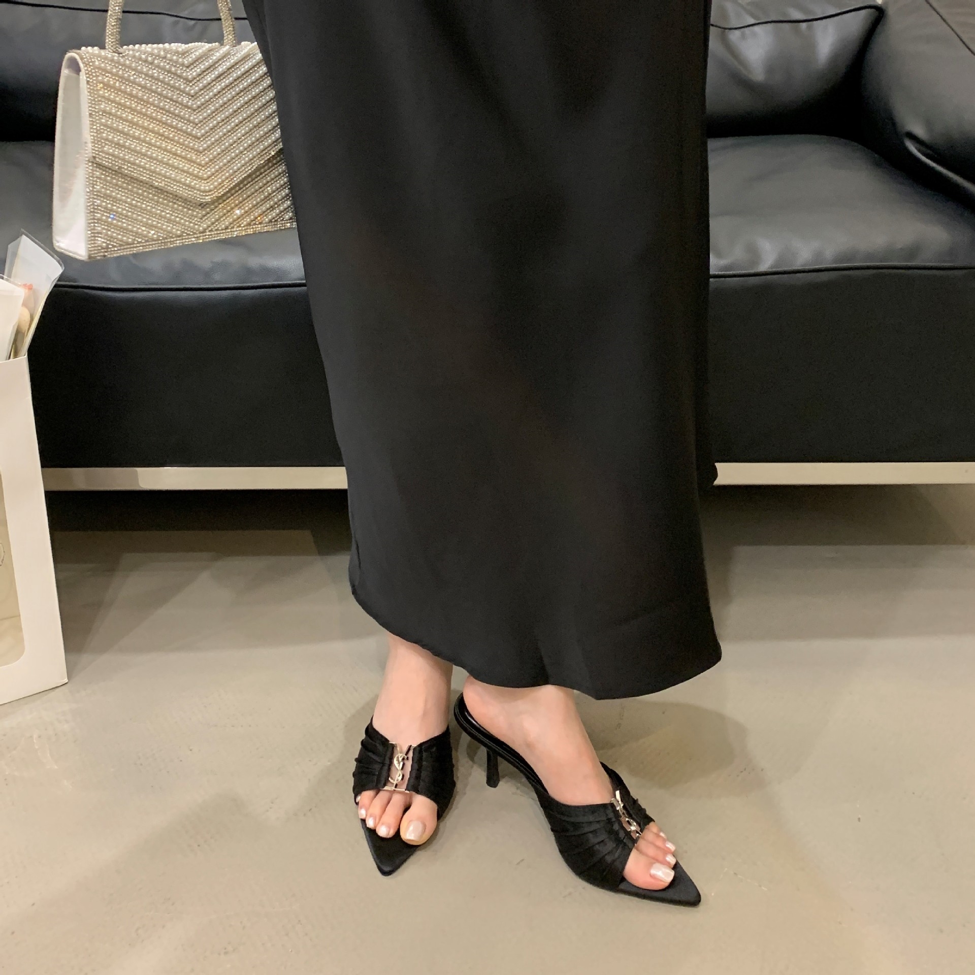 Designer Slippers 2025 Summer Fashion Mid-heel Metal Buckle Pointed Toe Exposed Sexy Flip-flops Stiletto High Heels One-shoulder Slippers free shippin