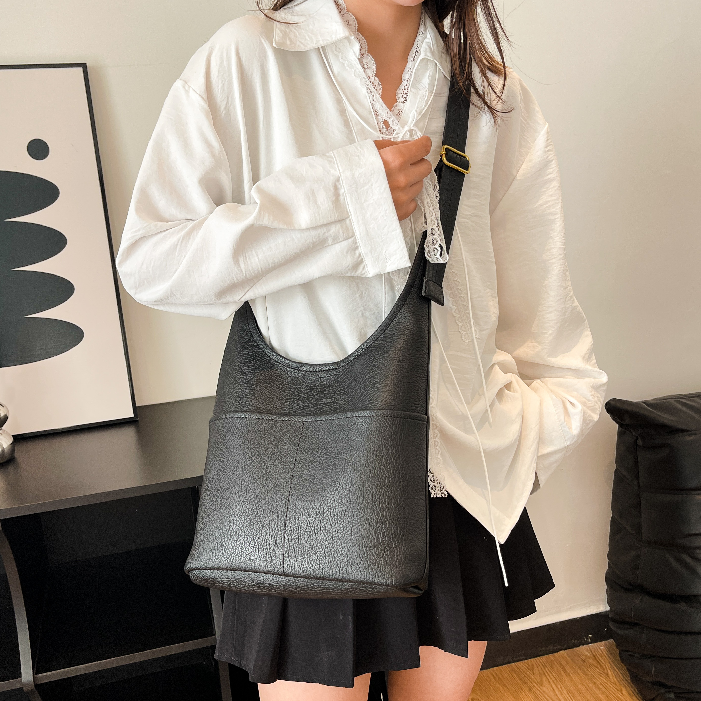 New trendy high-end commuter underarm bag for ladies - large capacity, single shoulder bag, wide crossbody design