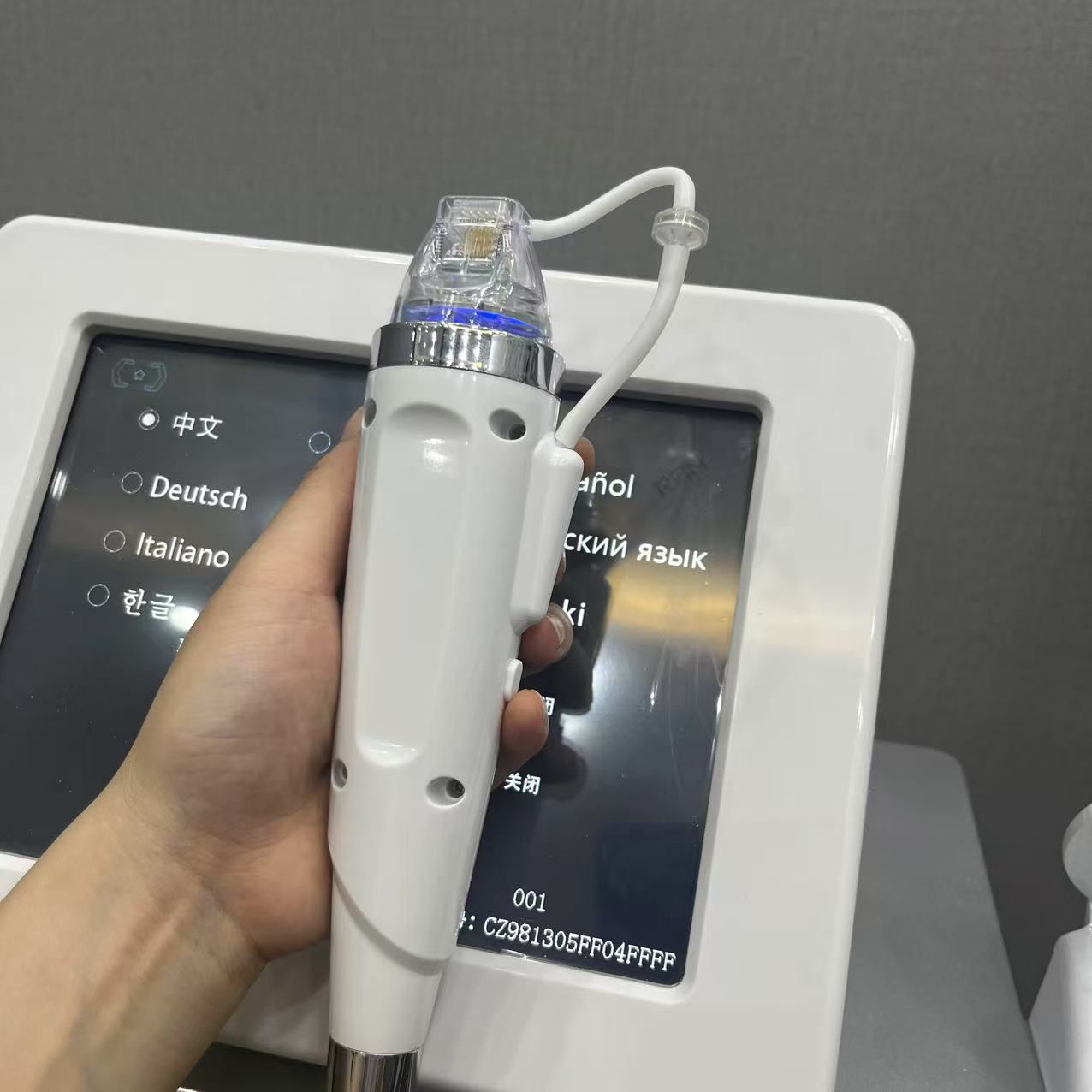 Professional RF microneedle fractional RF, with insulated syringe cooling handle, improves scars, tightens skin, smooths wrinkles
