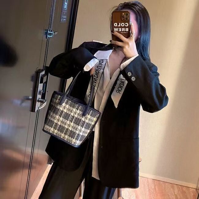 Autumn New Women s Shoulder Bag Niche Women s Bucket Bag Large Capacity Fashionable Handbag Autumn New Designer Bag Vegetable Basket Handbag