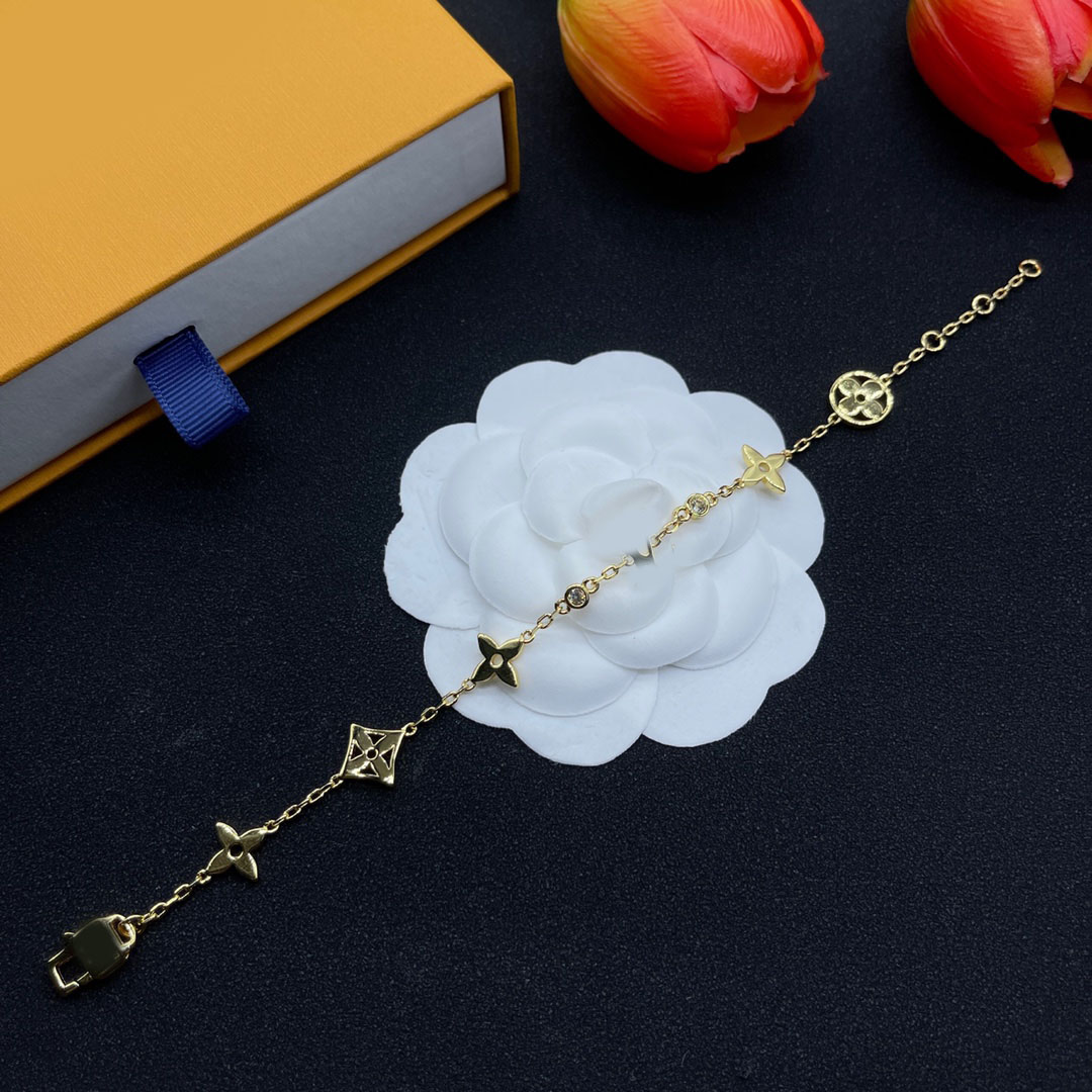 Designer Chain Bracelet Luxury Crystal Charm Bracelet 18K Gold Silver Plated Pendant Fashion Women Clover Letter Diamond Bangle Jewelry Wedding Christmas Gift