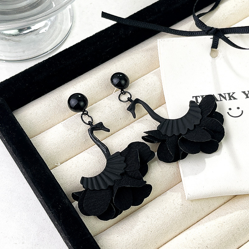 French Retro Elegant Black Swan Earrings Minimalist Luxury Statement Earrings for Women