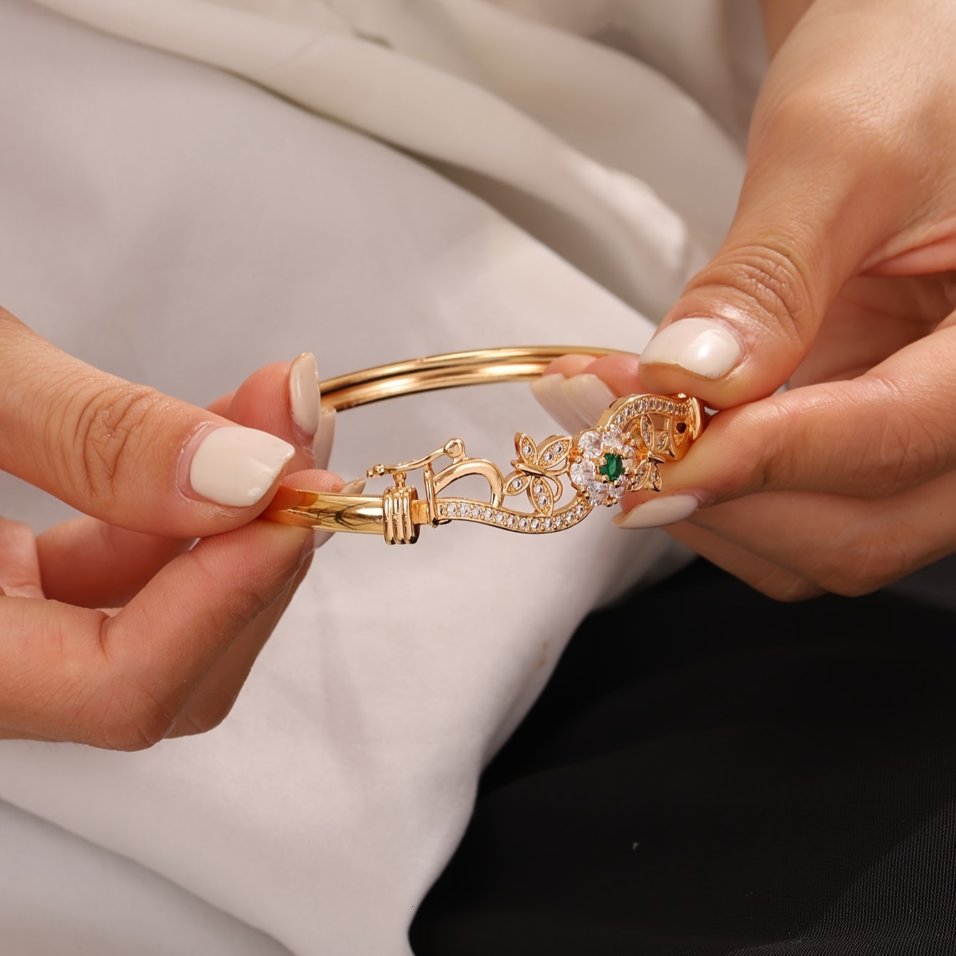 1 Piece Elegant Gold Butterfly Open Bracelet with Shiny Synthetic Zirconia Floral Design - Perfect for Daily Wear, Parties, Proms, Valentine's Da