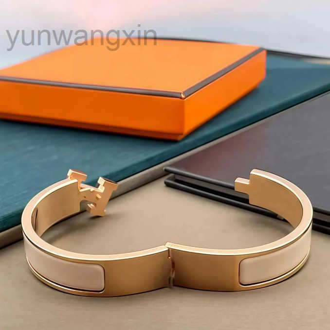 Classic unisex fashion bracelet 18K gold bracelet ladies mens bracelet high quality ladies Valentines Day gift.