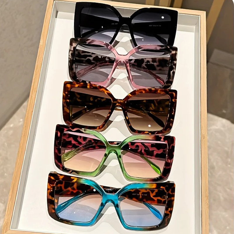 Gradient lenses, oversized square fashion glasses, exquisite tortoiseshell and leopard print frames, anti-glare PC material