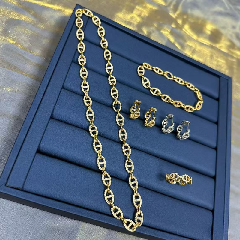 luxury classic letters pig nose choker necklace earrings bracelet ring for women shine crystal bling diamond letter 18k gold silver charm chokers necklaces jewelry