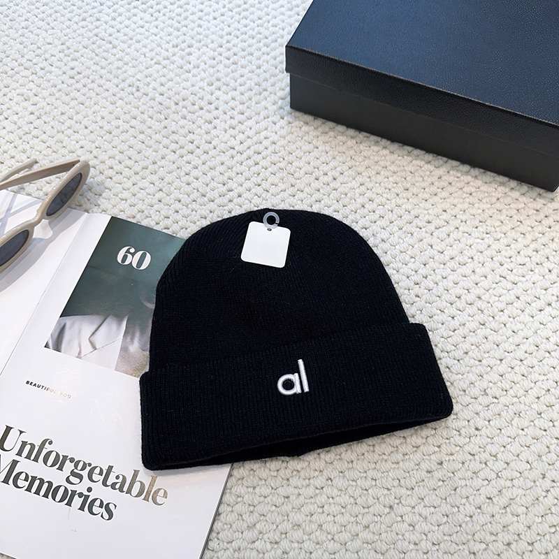 A luxurious even-sized knitted cap designed by a designer for both men and women a solid-color war thickened ear-protecting autumn and winter headscarf