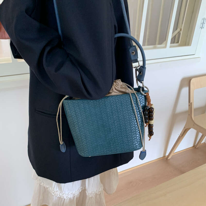 Drawstring Bucket for Women Versatile Handbag 2025 Autumn Winter New Woven Shoulder Commuter Crossbody Bag
