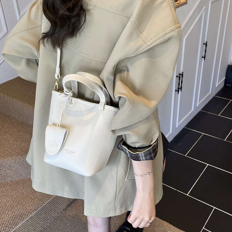 Minimalist Niche Handheld Basket for Women 2025 Autumn Winter New Versatile Textured Bucket Commuter Crossbody Bag