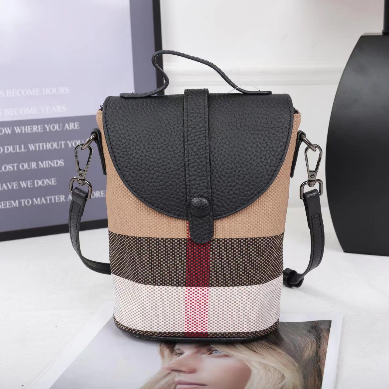 Trendy Niche Designer Free shipping Bags 2025 New Women's Crossbody High-end Shoulder Underarm Saddle Bag