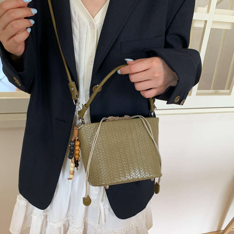 Drawstring Bucket for Women Versatile Handbag 2025 Autumn Winter New Woven Shoulder Commuter Crossbody Bag