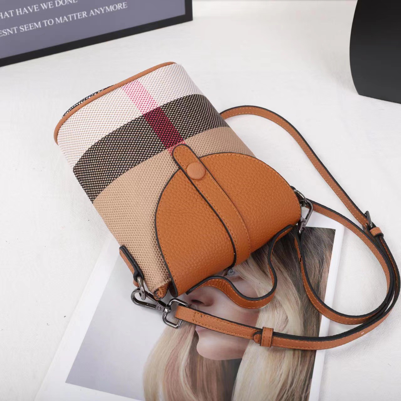 Trendy Niche Designer Free shipping Bags 2025 New Women's Crossbody High-end Shoulder Underarm Saddle Bag