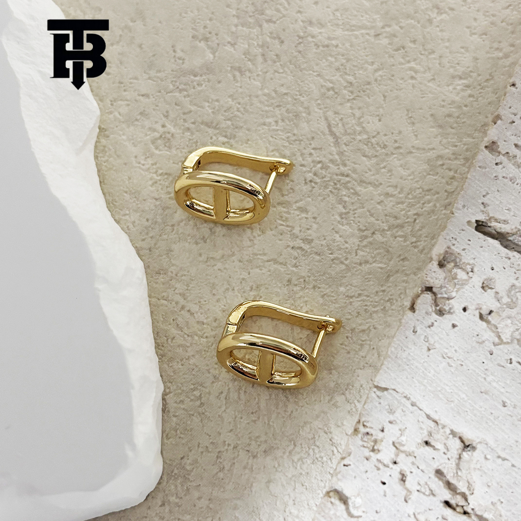 European And American Designer Jewelry Wedding Rings Simple Luxury Zircon Pig Nose Earrings Gold Plated High-end Elegant Ear Studs Wholesale