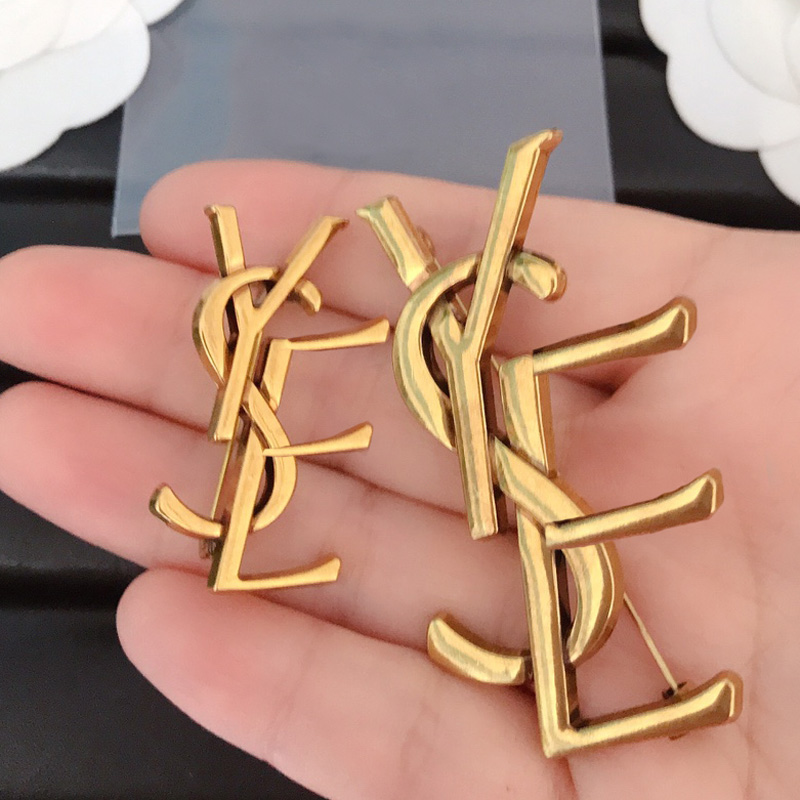 Crystal Pins Brooches Pearl Brooch Correct Designer Women Pearl Pin Stamp Letter Brooch Sweater Cape Buckle Brooch Suit Pin Fashionable Jewelry for Romantic Gifts