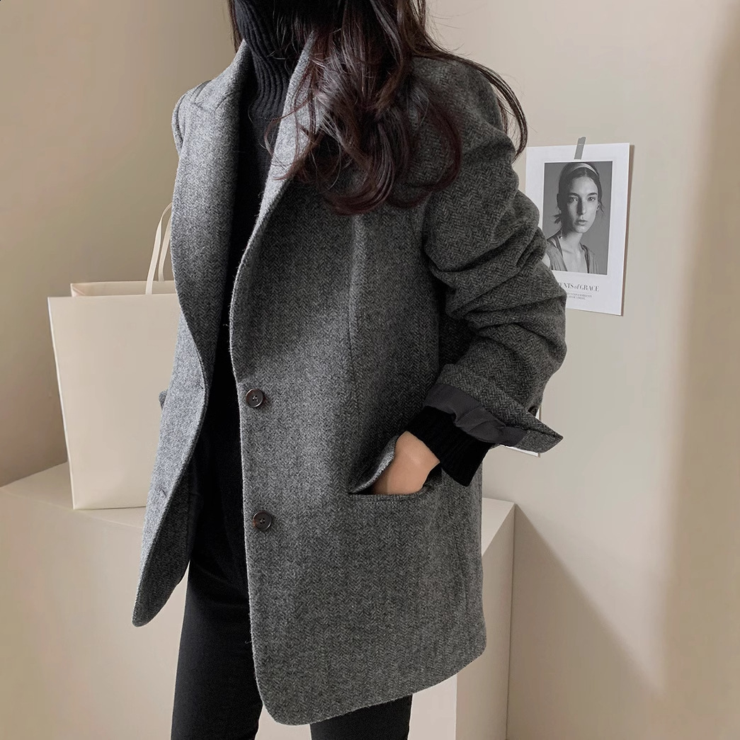 Korean Chic Spring and Autumn New Style TurnDown Collar TwoButton Loose Long Sleeve Herringbone Woolen Blazer for Women 240903