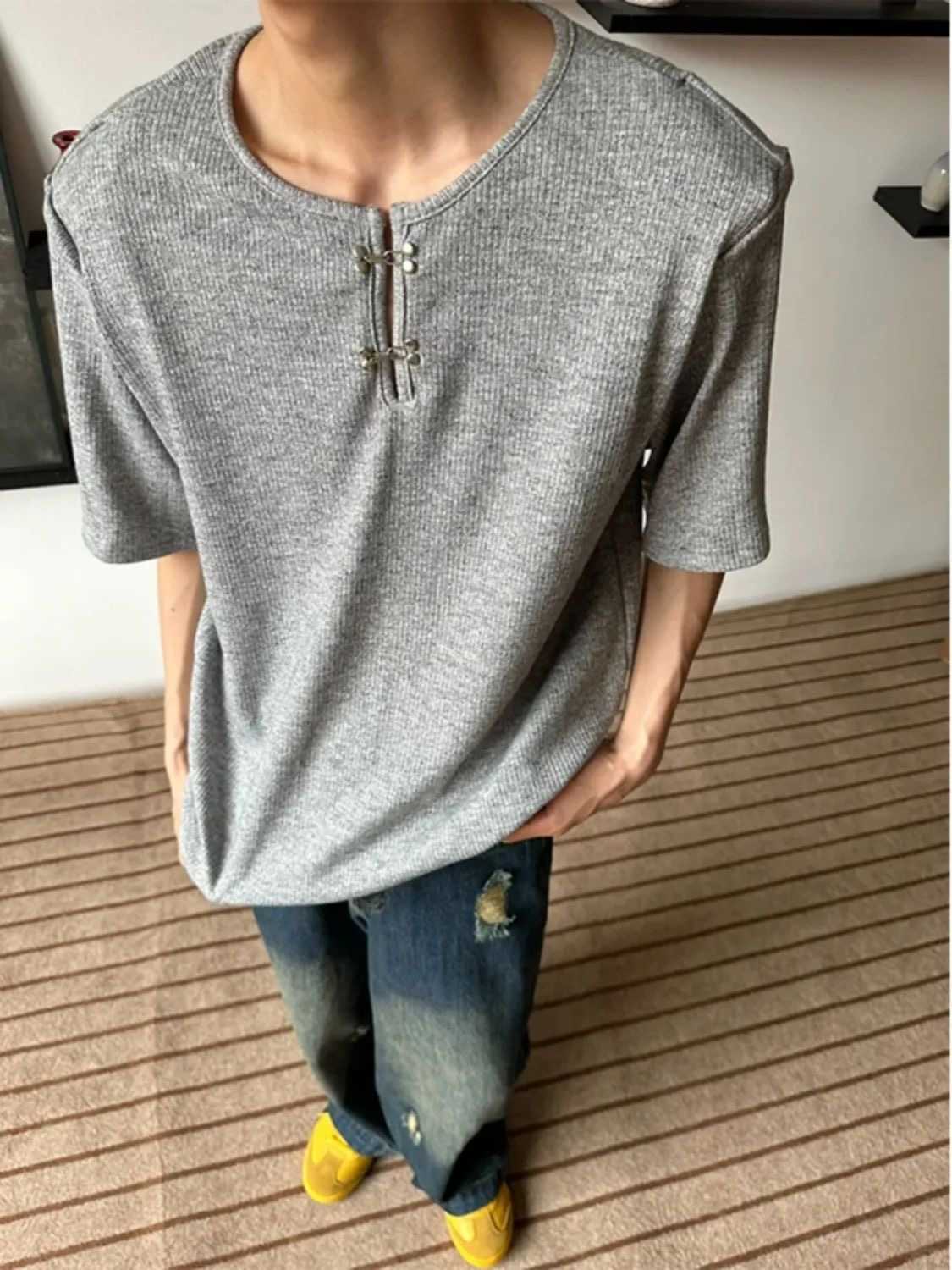 Striped short-sleeved T-shirt for men, suitable for summer, breathable, for boys aged 13 and above, loose fit, Japanese-style retro design, trendy top