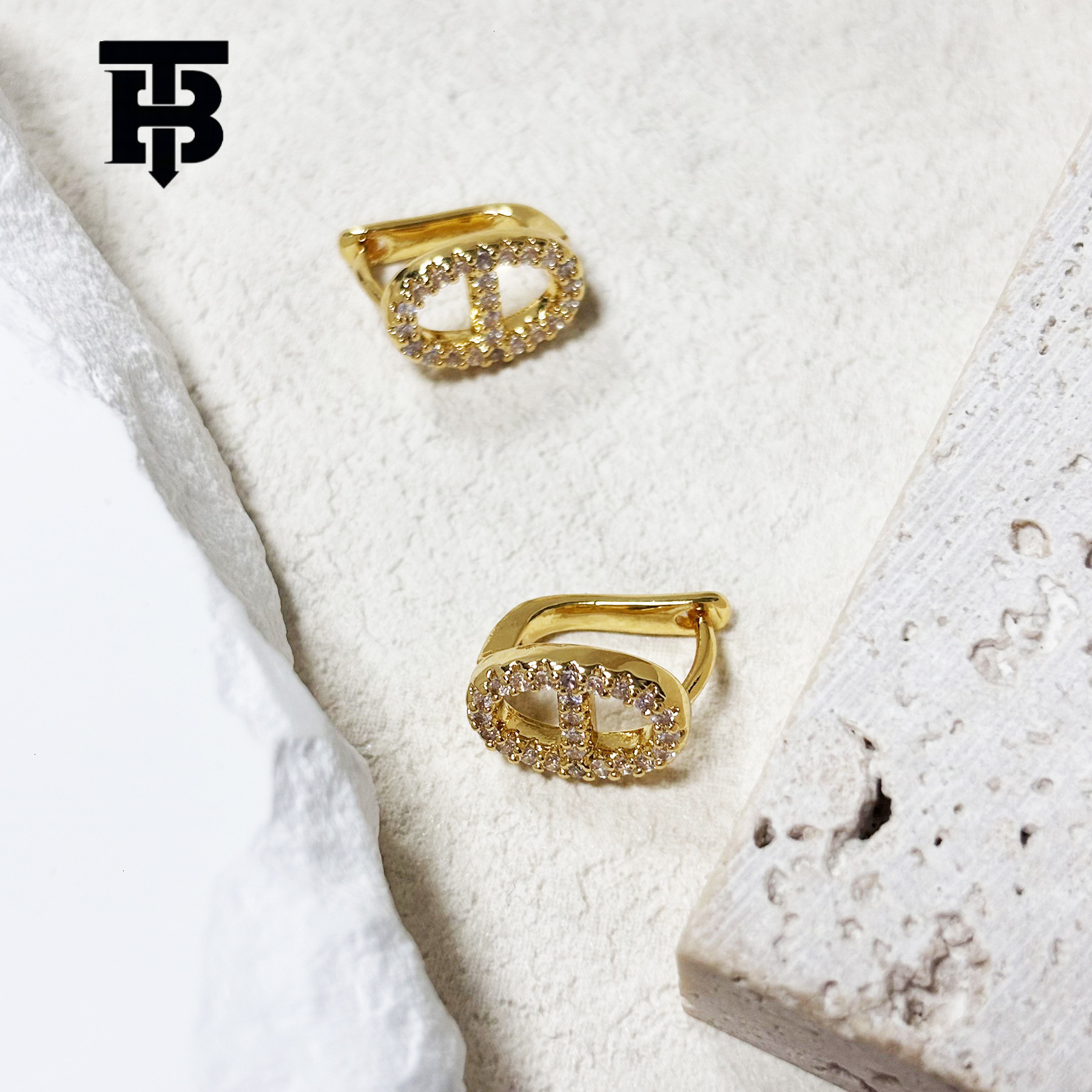 European And American Designer Jewelry Wedding Rings Simple Luxury Zircon Pig Nose Earrings Gold Plated High-end Elegant Ear Studs Wholesale