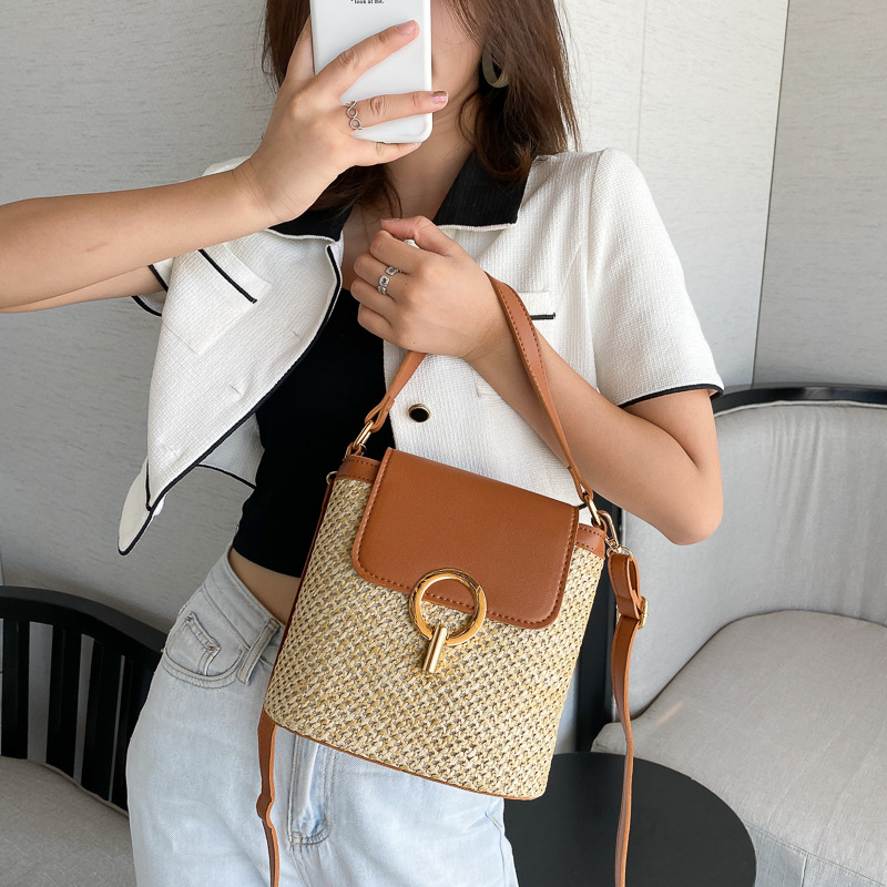 Designer Bag Free Delivery 2025 New Luxury Bag Style Personality Handheld Straw Beach Bag Casual Simple Versatile Lock Shoulder Crossbody Bag