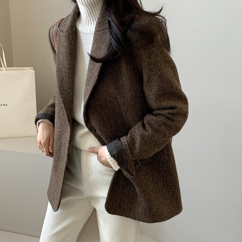 Korean Chic Spring and Autumn New Style TurnDown Collar TwoButton Loose Long Sleeve Herringbone Woolen Blazer for Women 240903