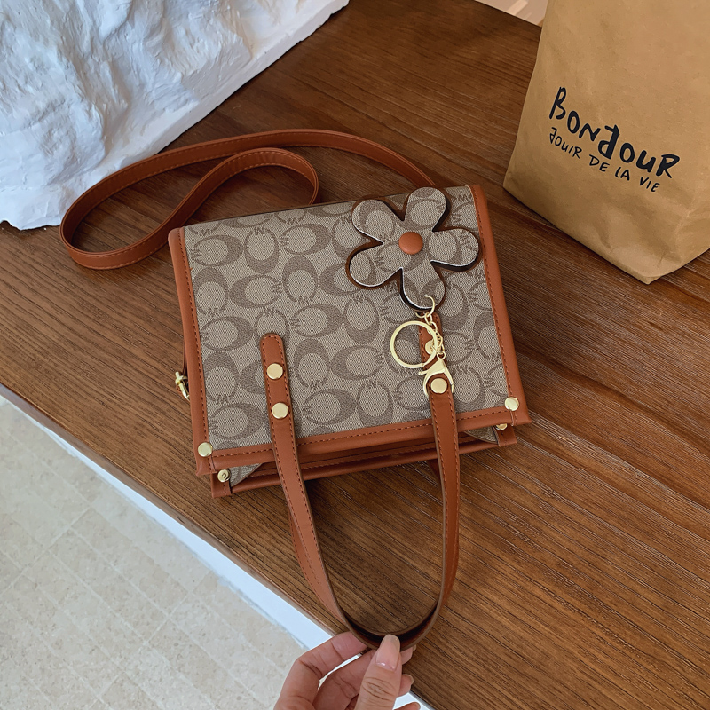 Ladies' retro high-end texture broadband shoulder bag, casual versatile crossbody bag, high-end texture commuting leisure bag, shopping bag, new 
