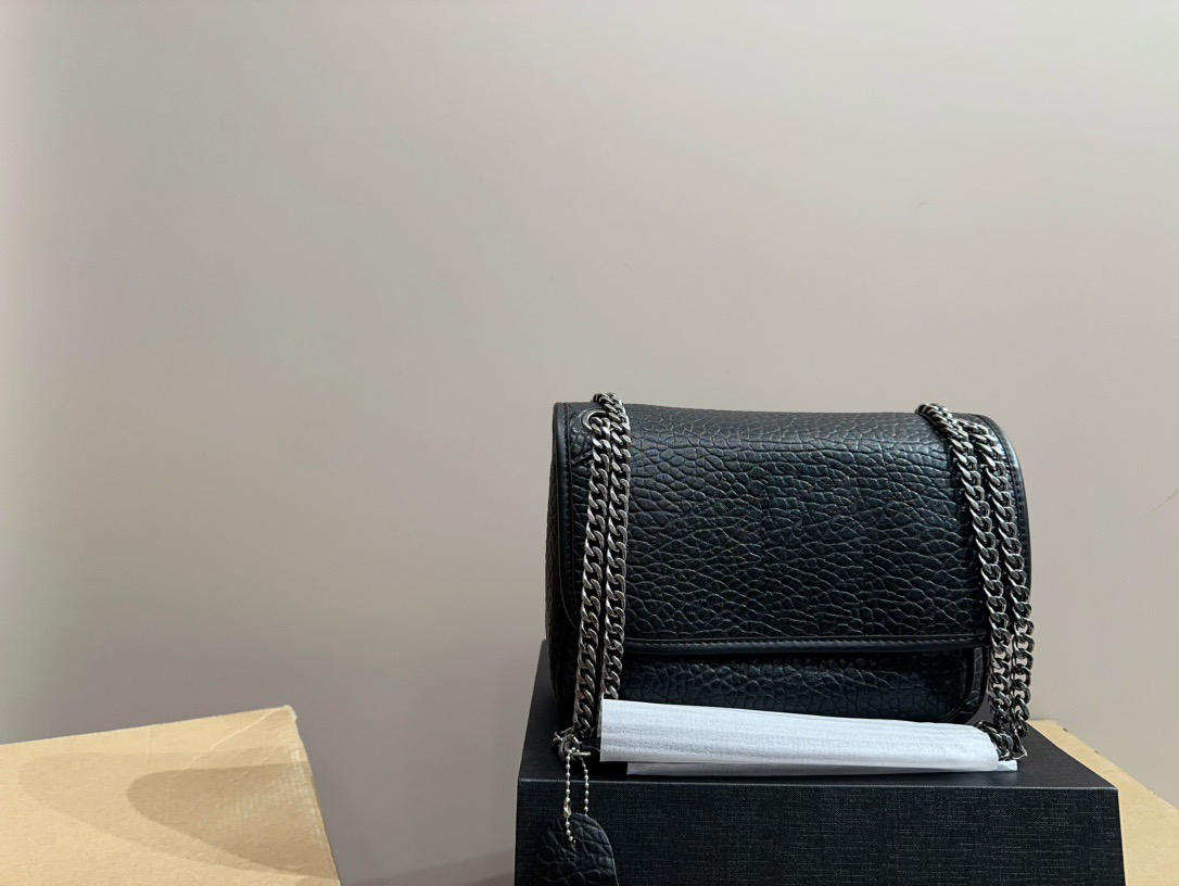 Chic Travel Companion - High-Quality Leather Tote w/ Interchangeable Accents