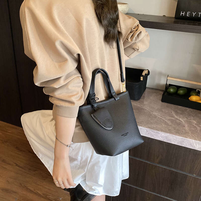 Minimalist Niche Handheld Basket for Women 2025 Autumn Winter New Versatile Textured Bucket Commuter Crossbody Bag