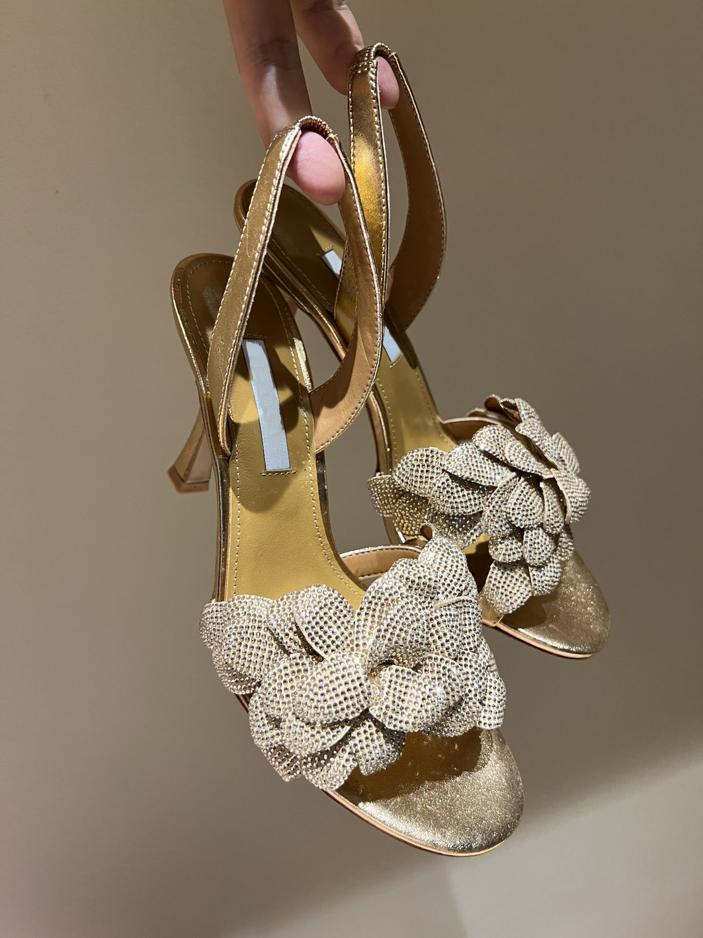 Stylish casual pineapple shoes from high-quality designers with cushioned support - the perfect companion for urban explorers